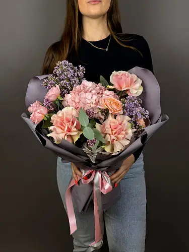 На фото №4 Авторский букет с сиренью и розами 