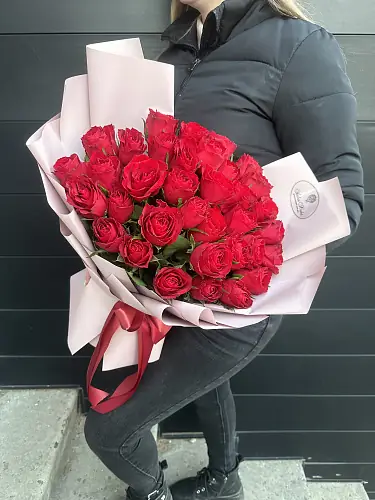 На фото №4 Авторская композиция из 35 красных роз