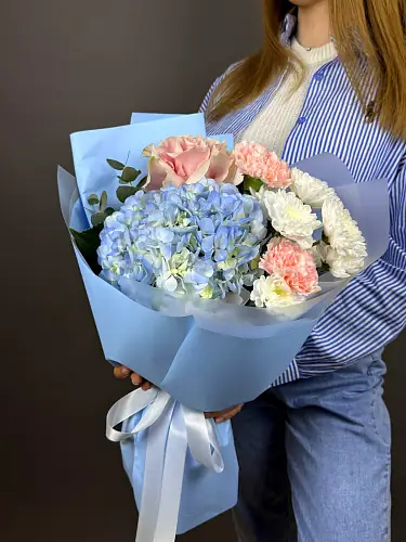 На фото №5 Нежный букет с голубой гортензией