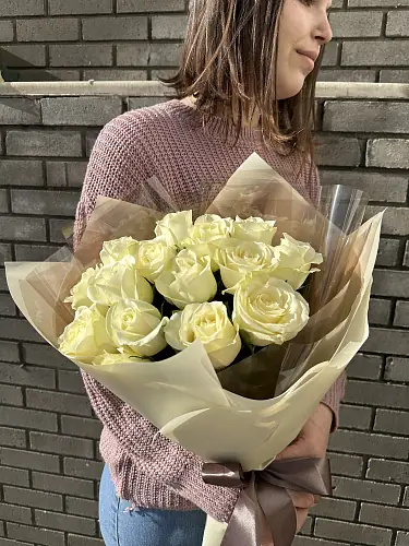 На фото №4 Букет живых цветов из 15 Белых роз