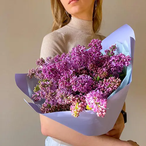 На фото №2 Композиция 7 веток сирени в дизайнерской упаковке