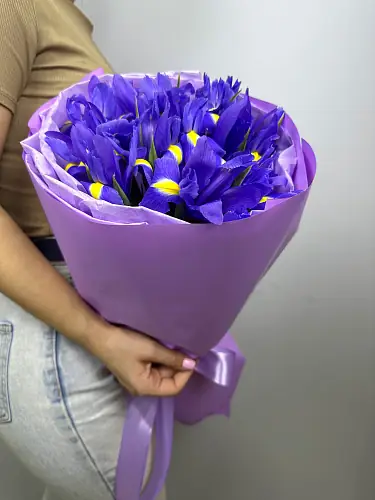 На фото №2 Букет живых цветов из 11 Ирисов в оформленный в дизайнерскую упаковку