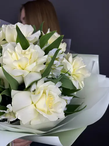 На фото №3 Розы и Альстромерии