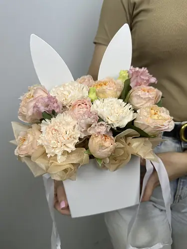 На фото №2 Сумочка живых цветов из диантусов