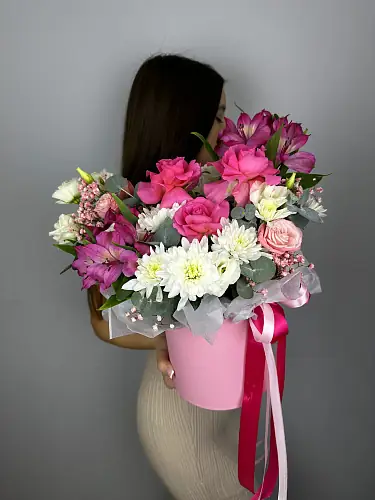 На фото №3 Букет живых цветов с розами и альстромерией в нежной шляпной коробке