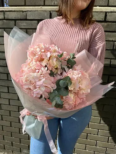 На фото №4 Букет живых цветов из гортензий с эвкалиптом