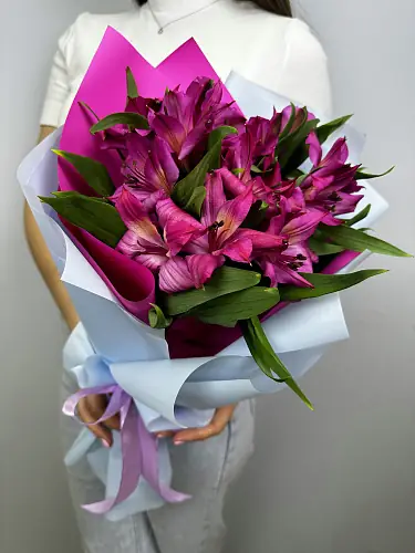 На фото №3 Букет живых цветов из 3 розовых альстромерий в дизайнерской упаковки