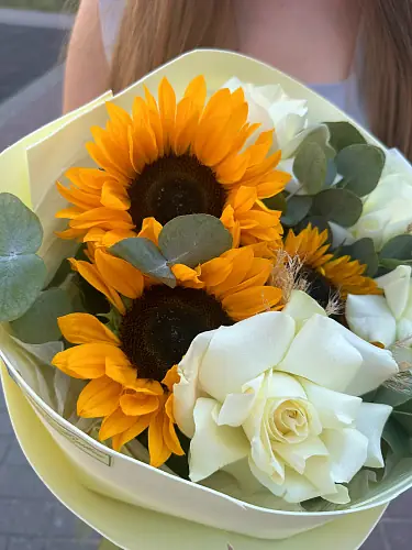 На фото №3 Розы и подсолнухи