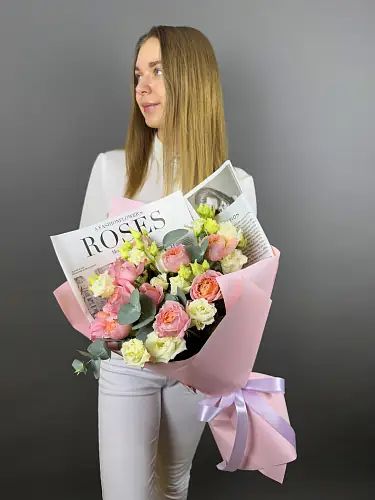 На фото №4 Нежный букет из кустовых роз и эустомы