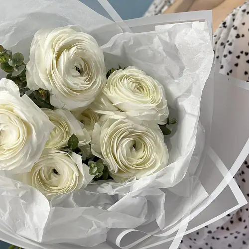 На фото №2 7 белых ранункулюсов 