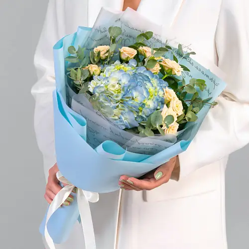 Букет из гортензии и кустовой розы