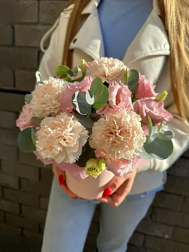 На фото №2 Композиция с эустомой и гвоздикой 