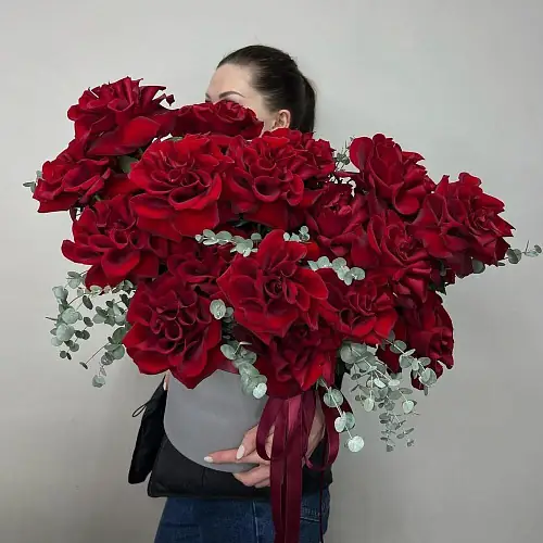 На фото №2 Французские красные розы в шляпной коробке