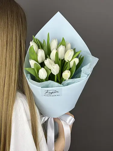 На фото №3 Букет из 13 Белых Тюльпанов