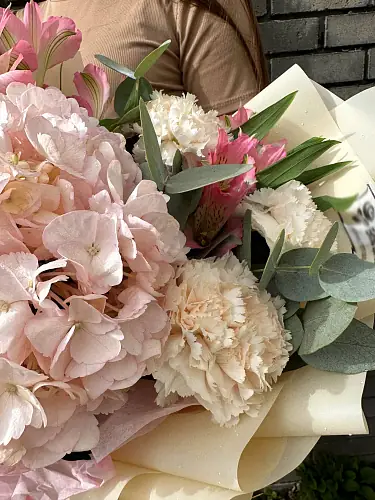 На фото №2 Букет с гортензией и альстромерий