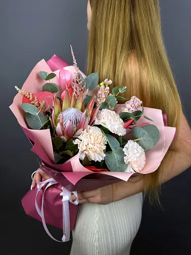 На фото №4 Протея с диантусами