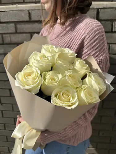 На фото №4 11 Белых роз в дизайнерской упаковке