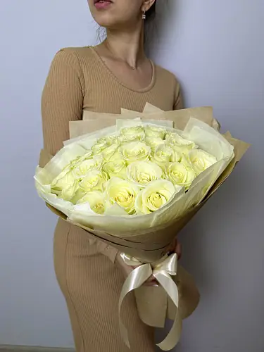 На фото №2 25 Белых роз в крафте