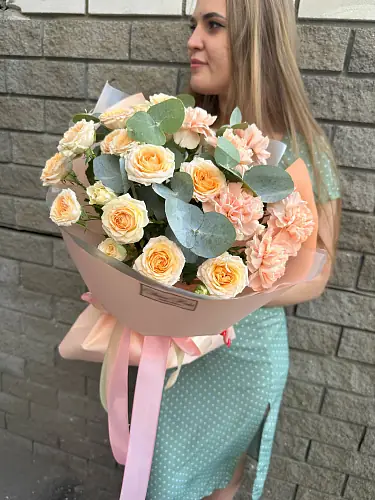 На фото №2 Букет с диантусами и кустовой розой