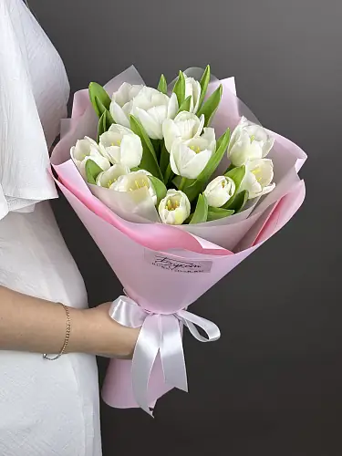 На фото №3 13  Белых Тюльпанов