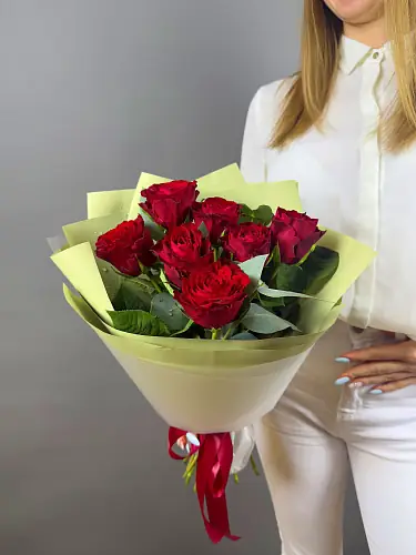 Букет живых цветов из красных роз оформленный в дизайнерскую упаковку