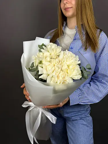 На фото №4 Нежный букет живых цветов из 7 Белых роз с эвкалиптом в дизайнерской упаковке