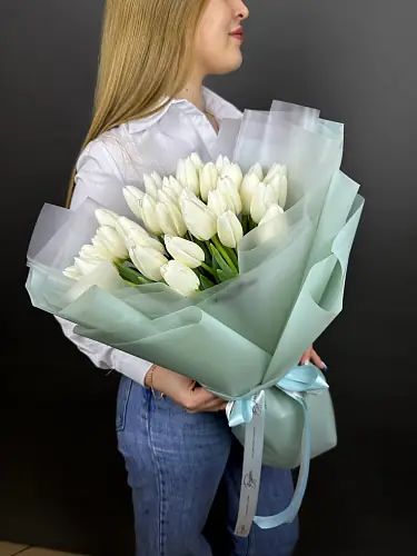 На фото №4 Букет живых цветов из 31 Белого тюльпана