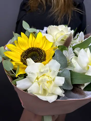 На фото №4 Букет живых цветов с подсолнухом и альстромерией в дизайнерской упаковке
