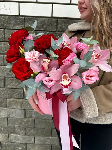 На фото №2 Композиция с розами и орхидеей