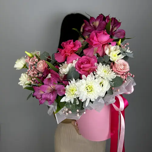 Композиция живых цветов с розами и альстромерией