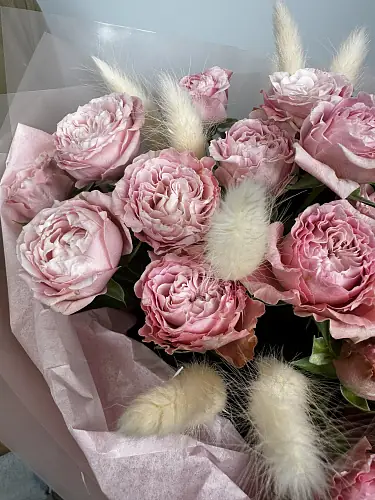 На фото №4 Букет из розовых кустовых роз