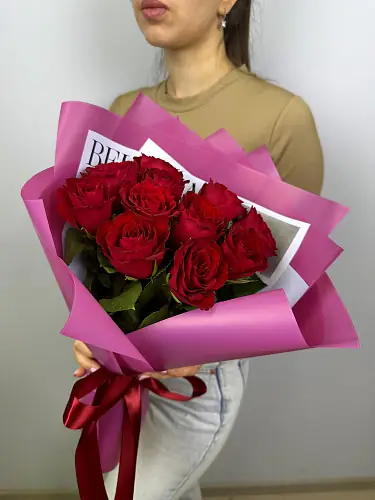 На фото №2 Букет живых цветов из 11 красных роз оформленный в дизайнерскую упаковку