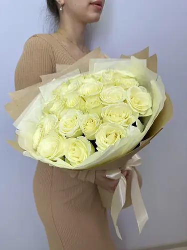 На фото №3 25 Белых роз в крафте