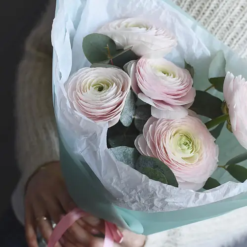 На фото №2 Ранункулюсы с эвкалиптом 5 шт