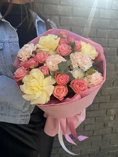 На фото №5 Букет с розами