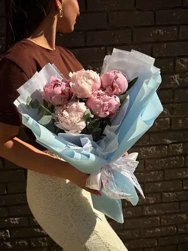 На фото №2 Букет живых цветов из 5 Пионов