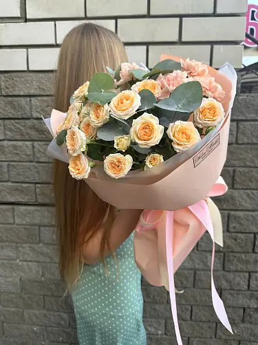 На фото №8 Букет живых цветов с гвоздикой и кустовой розой в дизайнерской упаковке