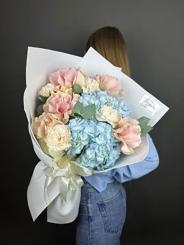 На фото №2 Розы и голубая гортензия