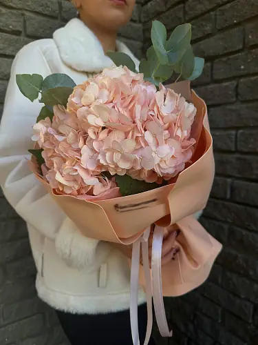 На фото №2 Букет с розовой гортензией и эвкалиптом