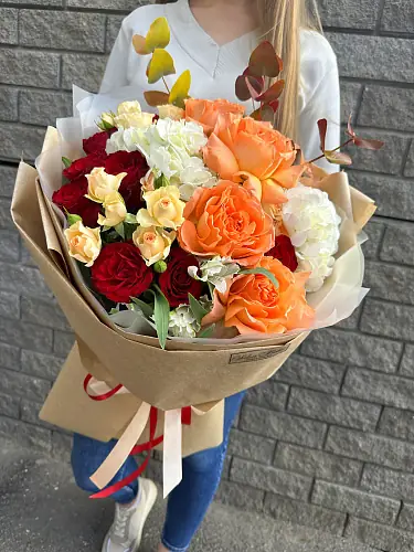 На фото №5 Яркий букет с розами и гортензией 