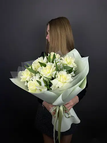На фото №9 Букет живых цветов из белых французских роз и альстромерии в дизайнерской упаковке