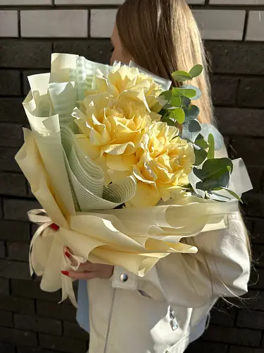 На фото №4 3 Розы с эвкалиптом в упаковке 