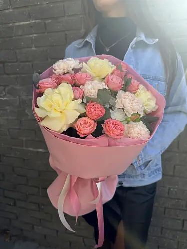 На фото №2 Букет живых цветов с белыми французскими розами в дизайнерской упаковке 