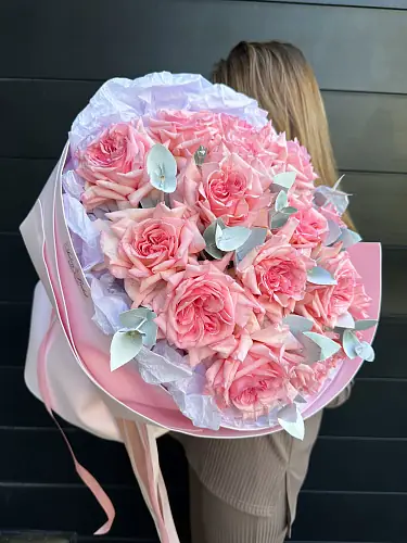 На фото №3 Букет из 15 нежных пионовидных роз с Эвкалиптом