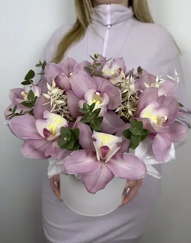 На фото №6 Букет живых цветов из нежных орхидей в красивой белой шляпной коробке