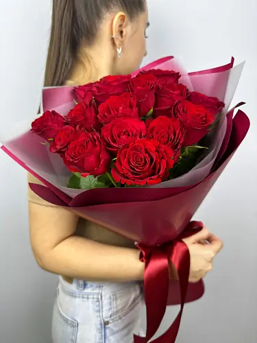 На фото №4 Букет живых цветов из 15 Красных роз