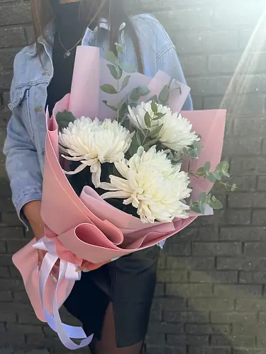 На фото №5 Букет живых цветов из одноголовой белой хризантемы в дизайнерской упаковке