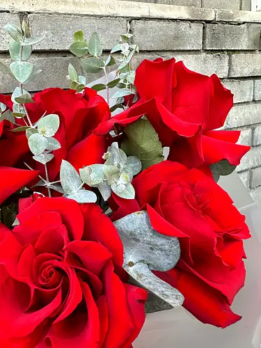 На фото №5 5 Красных роз с эвкалиптом