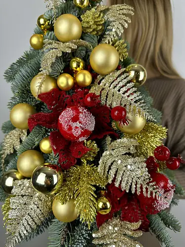 На фото №4 Елка с золотым декором 