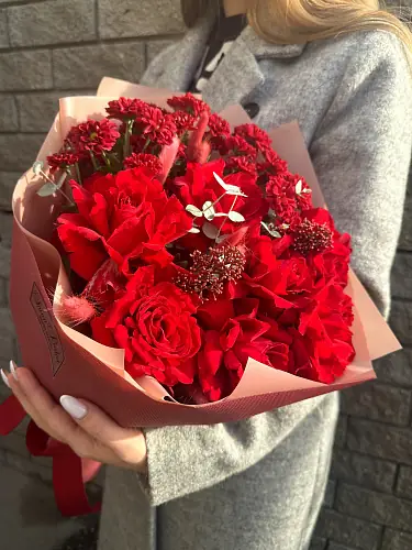 На фото №4 Букет из красных роз и хризантем 